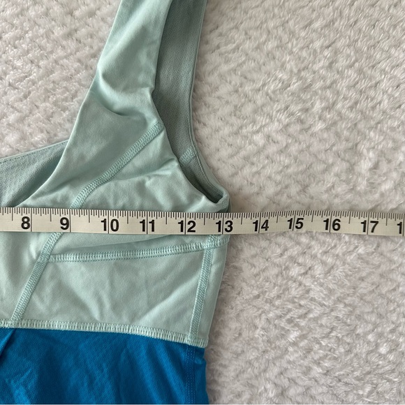 Lululemon Run: Tame Me Tank Beach Blanket Blue / Aquamarine assumed size 2 - Picture 4 of 7